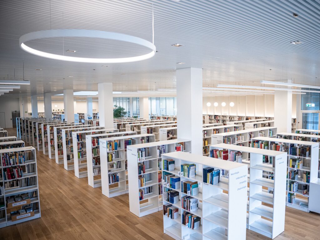 Nuo lapkričio 11 d. gyventojai Ąžuolyno bibliotekoje vėl galės pasiimti nurašytas knygas