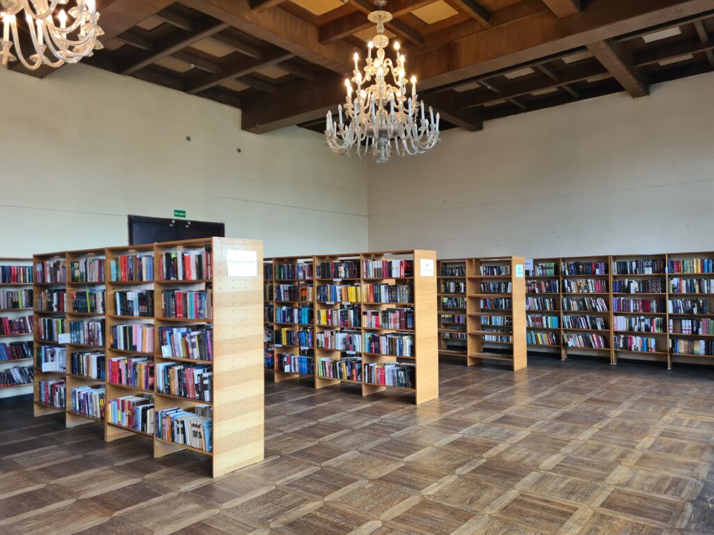 Nuo lapkričio 11 d. gyventojai Ąžuolyno bibliotekoje vėl galės pasiimti nurašytas knygas
