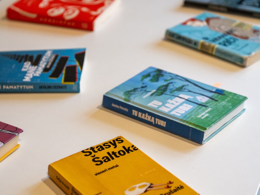 Balandžio mėnesį Ąžuolyno bibliotekoje analizavome lietuvių kalbą iš kiek kitokios perspektyvos. Čia vykęs projektas „Kalbà kal̃ba laisvai: kaip jaunimas šneka iš tikrųjų?“ sukvietė jaunimą ir akademinės bendruomenės atstovus pasikalbėti apie tai, kaip gimtoji kalba šiandien skamba jaunuolių lūpose. Jaunimo atstovai kartu su tyrėjais ne aiškinosi, kaip reikėtų kalbėti taisyklingai, o diskutavo, kodėl kalbame taip, kaip kalbame.